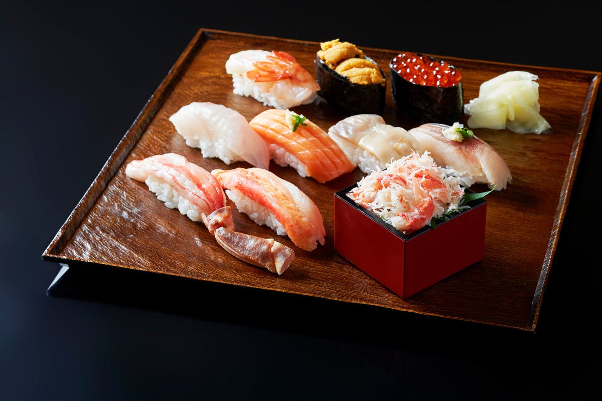 Shakotan Fuji Sushi's Hokkai Gourmet Platter (10 pieces) - ¥5,940 (tax included), limited to 100 servings daily