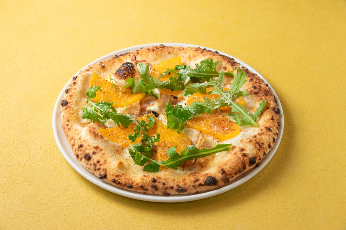 Yamato Pork Pancetta and Persimmon Pizza ¥1,800 (tax included)