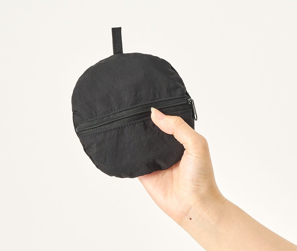 When not in use, it can be folded compactly for easy carrying.