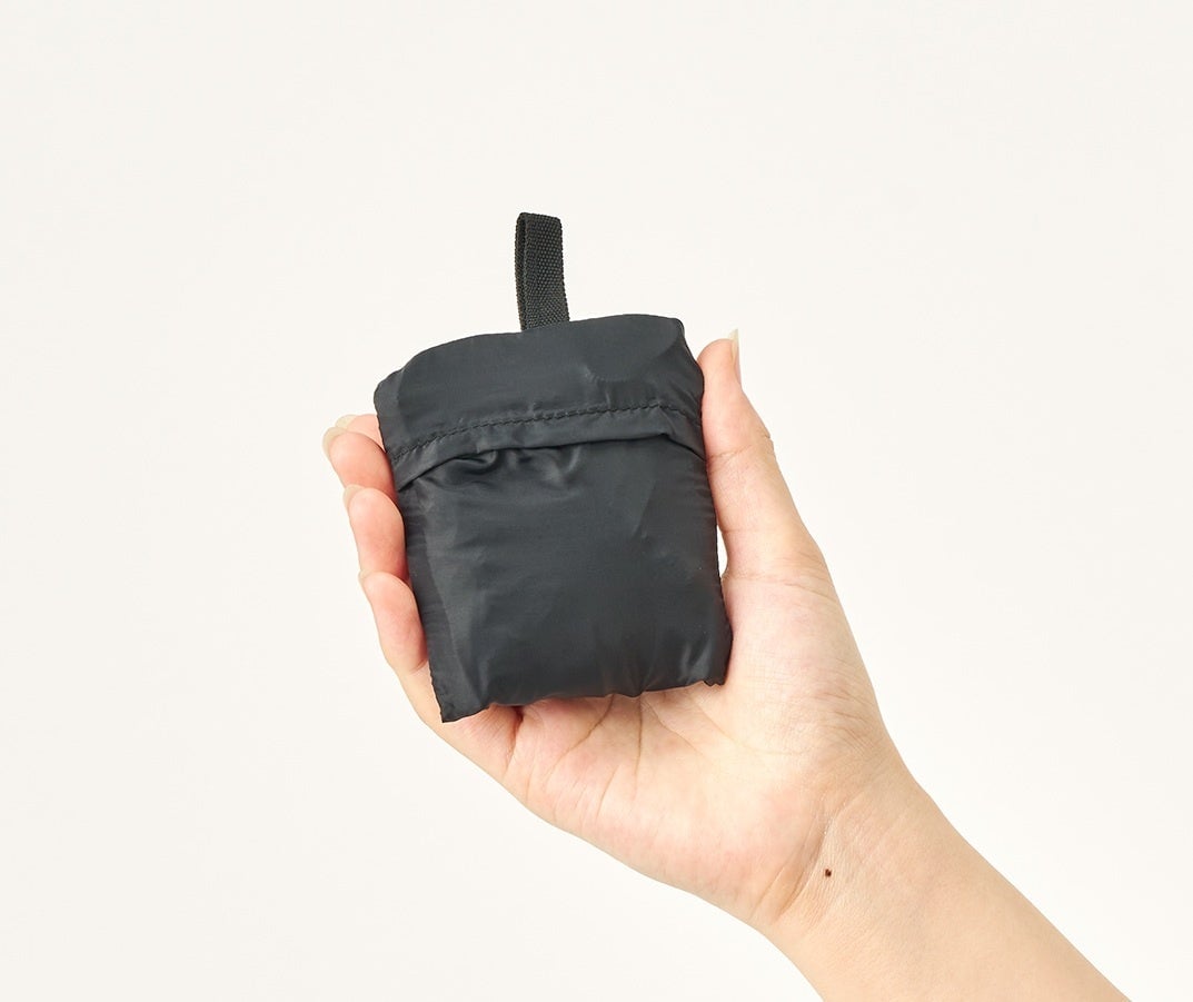 When not in use, it can be folded compactly for easy carrying.