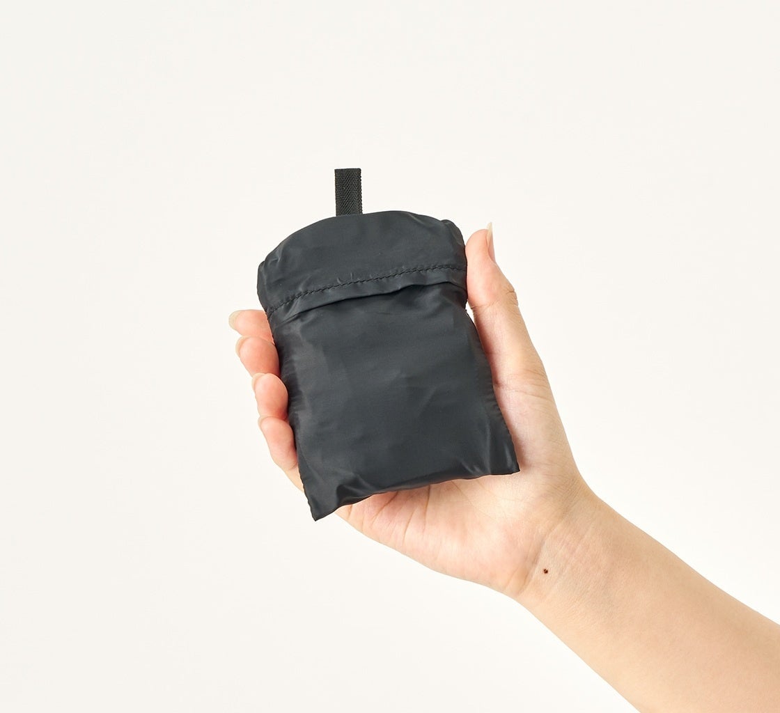 When not in use, it can be folded compactly for easy carrying.