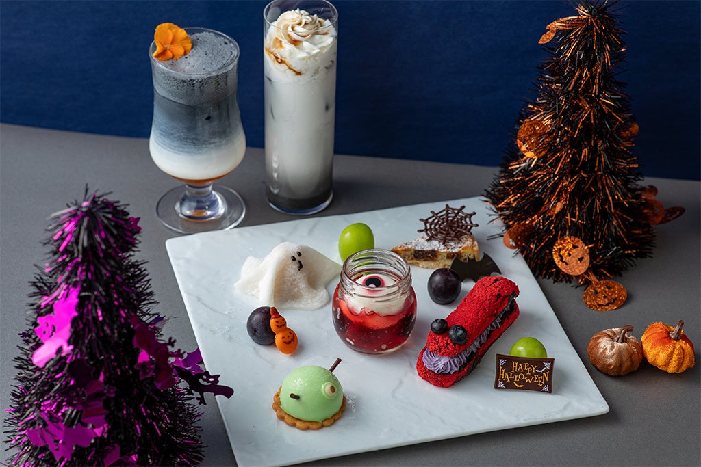 We also recommend enjoying with optional drinks: Halloween Plate and optional drinks image