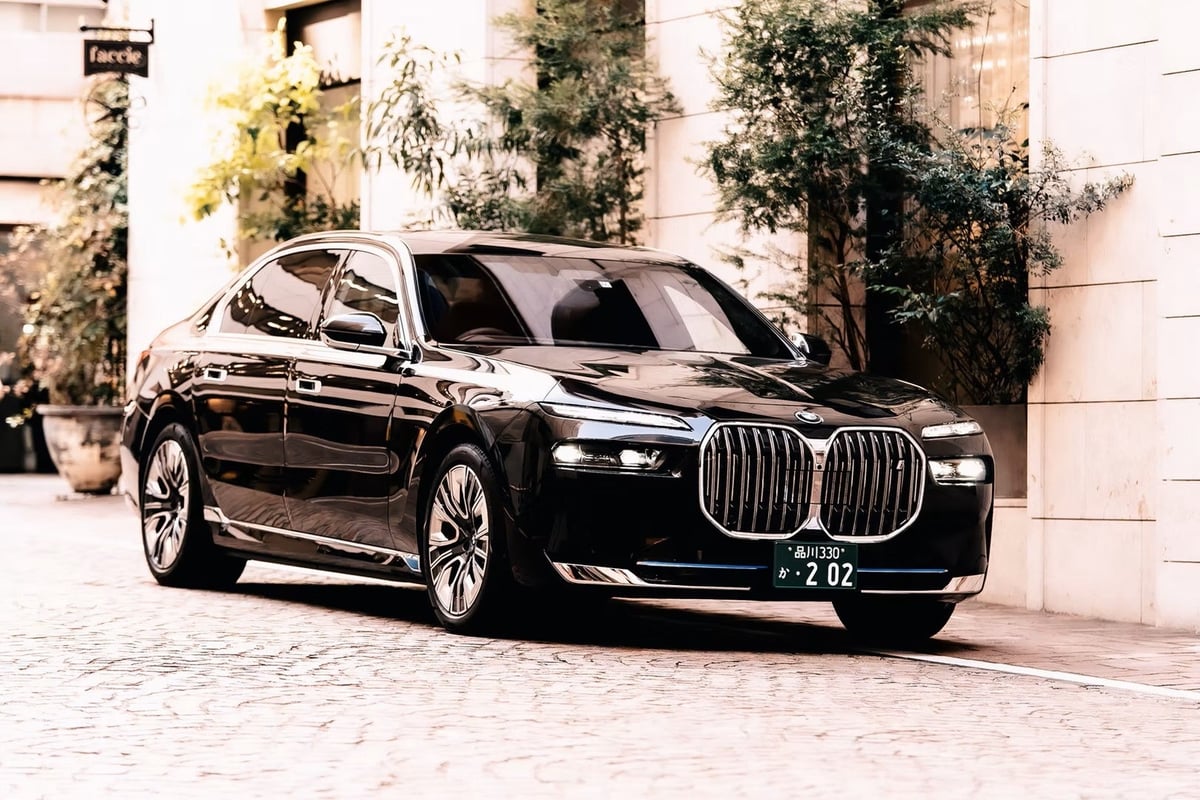 Hyer (model: BMW i7)