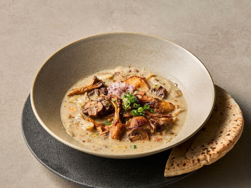 Mushroom and Artichoke Chowder: This rich plant-based chowder, limited to autumn, captures the flavors of mushrooms and artichokes. Topped with roasted mushrooms and crispy fried potatoes, it’s a hearty, flavorful 'eating soup' that lets you enjoy the ingredients’ taste and texture. Please take a moment to relax with this warm dish during your busy day. ■ Weekday Lunch — ¥1,700 (tax included ¥1,870), with set drink (11:00-15:00). ■ Dinner / Single item — ¥1,700 (tax included ¥1,870), available weekdays 15:00-21:00 and weekends/holidays 11:00-21:00. ■ Weekend & Holiday Meal Set — ¥2,280 (tax included ¥2,508).