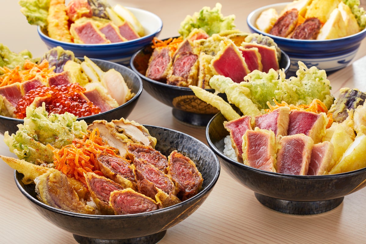 The most popular 'Kuroge Wagyu (Katasankaku) Rare Tempura Donburi' and six other tempura bowls are available. Enjoy tare, salt, and tempura chazuke for a perfect trio.