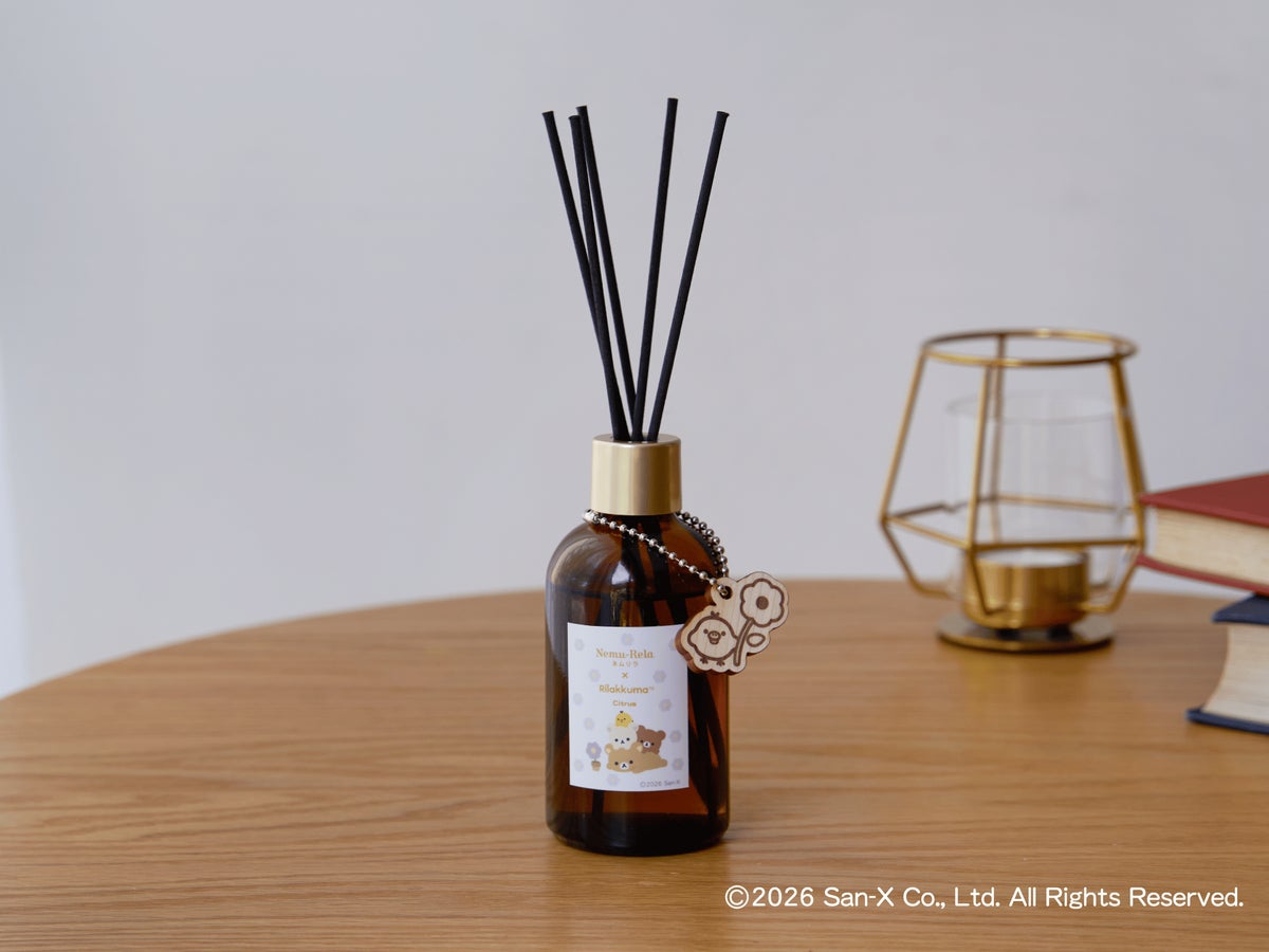 Comes with a Kiiroitori-designed wooden charm.