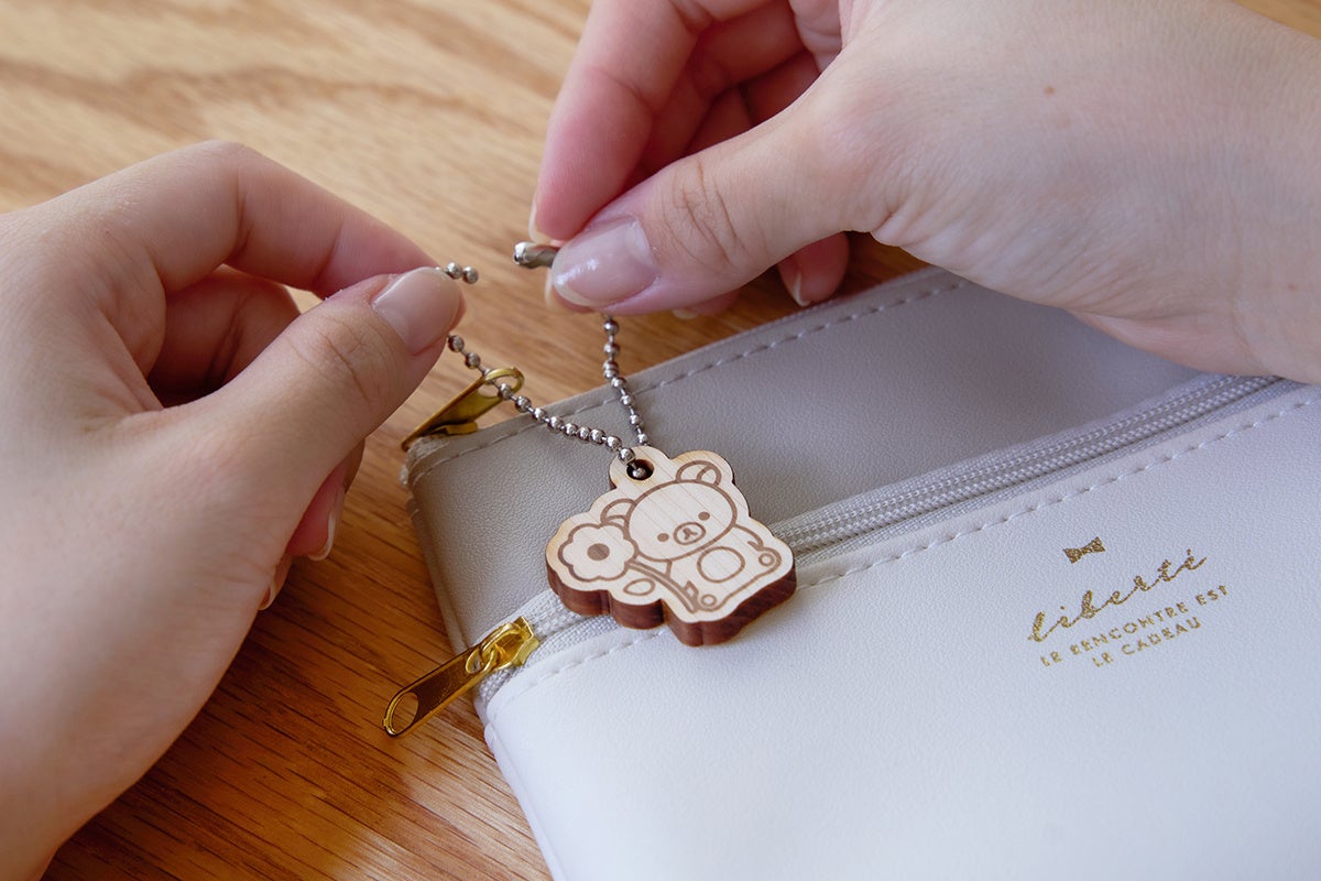 The original charm made from thinned Hinoki cypress wood is exclusive to this product. It is removable and can be attached to a pouch or bag.