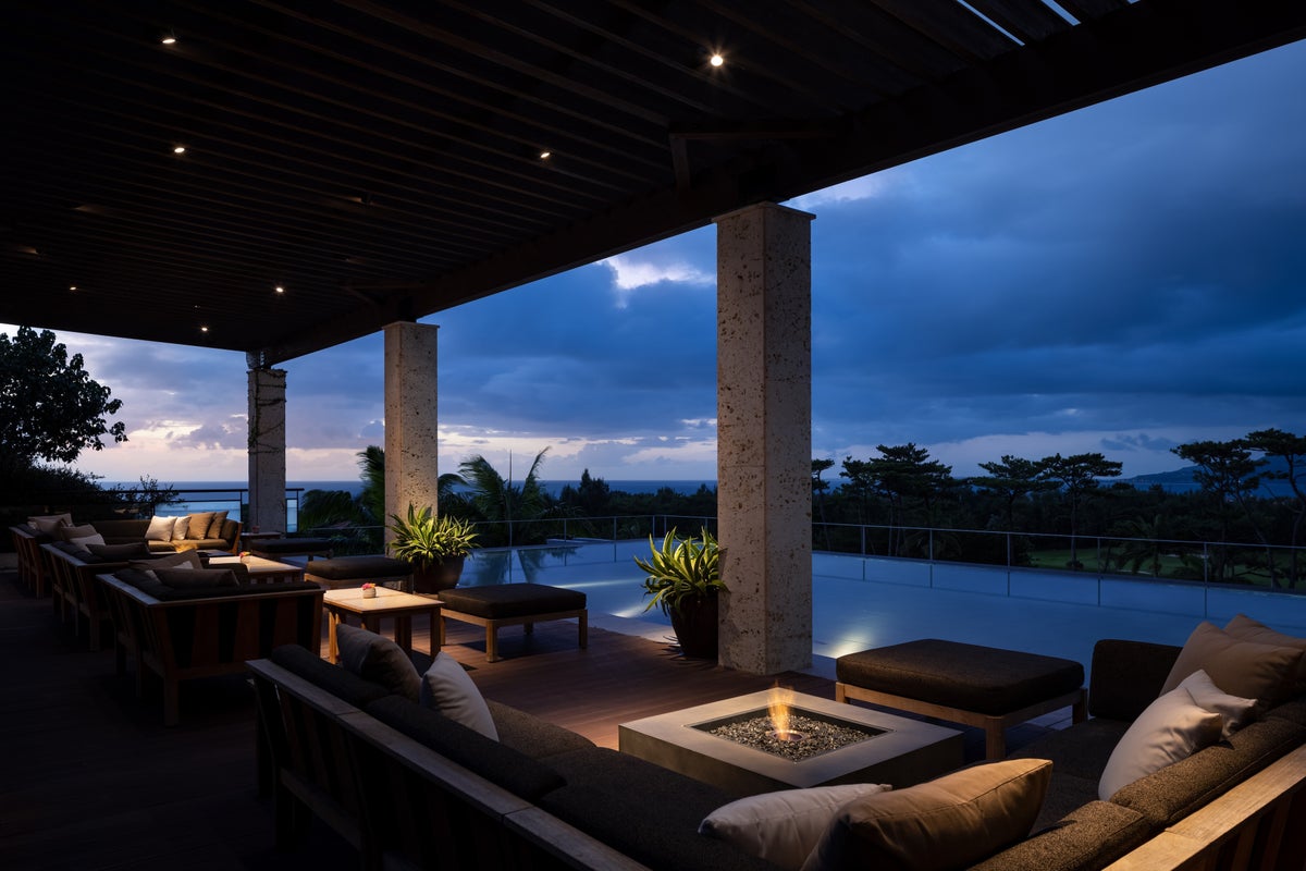 The Ritz-Carlton Okinawa Lobby Lounge & Bar ■ Hours: 11:00 AM to 11:00 PM (Last order 11:00 PM) *Guests under 18 are kindly asked to refrain from using the lounge after 8:00 PM. ■ Seating: 60 seats indoors, 13 seats on the terrace ■ Offerings: Afternoon tea, light meals, bar ■ Reservation URL: https://www.tablecheck.com/ja/shops/ritzcarlton-okinawa-the-lobby-lounge/reserve