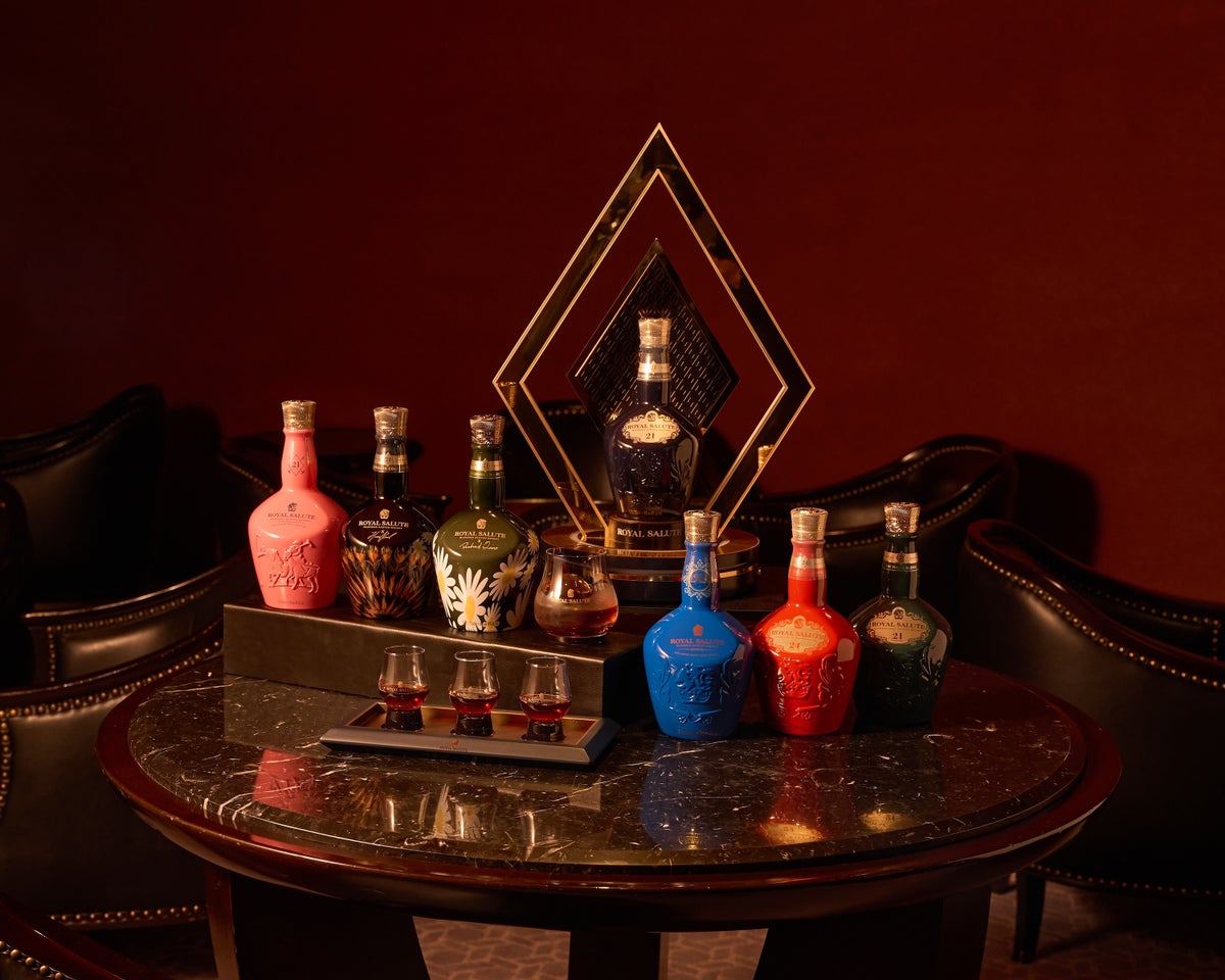About Bar 'Odevi': Since its opening in 1980, this authentic bar maintains a classic ambiance with red-brown walls, handcrafted leather chairs, and subdued lighting, creating a cozy hideaway in the city. Guests can enjoy a wide selection of fine spirits and classic cocktails, tailored to their preferences, in a relaxed atmosphere. Location: 3F Hyatt Regency Tokyo. Capacity: 79 seats. Hours: 5:00 p.m. to 11:00 p.m. (until midnight on Fridays, Saturdays, and eves). Last orders: Food at 10:00 p.m., drinks at 10:30 p.m. Phone: 03-6252-1234.