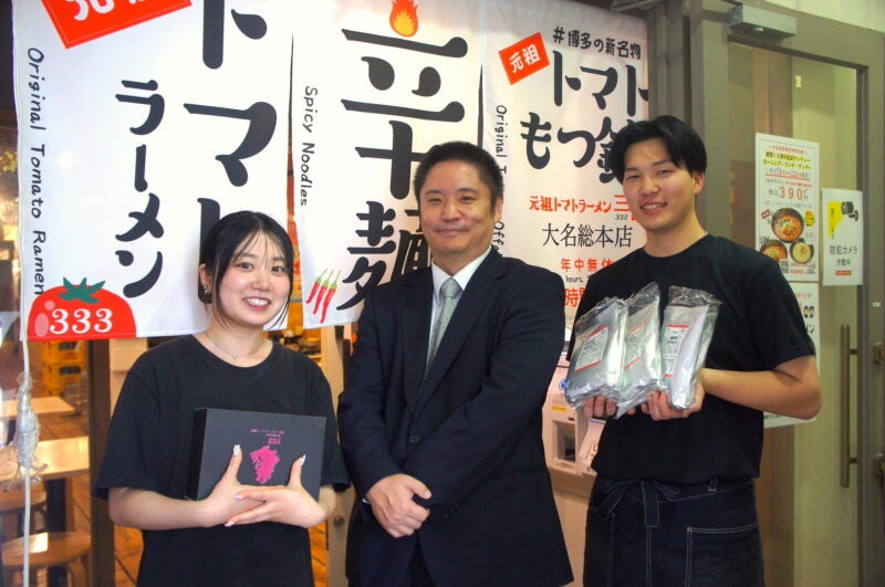Staff and President Masashi Miyashita of Tenjin Daimyo Sohonten