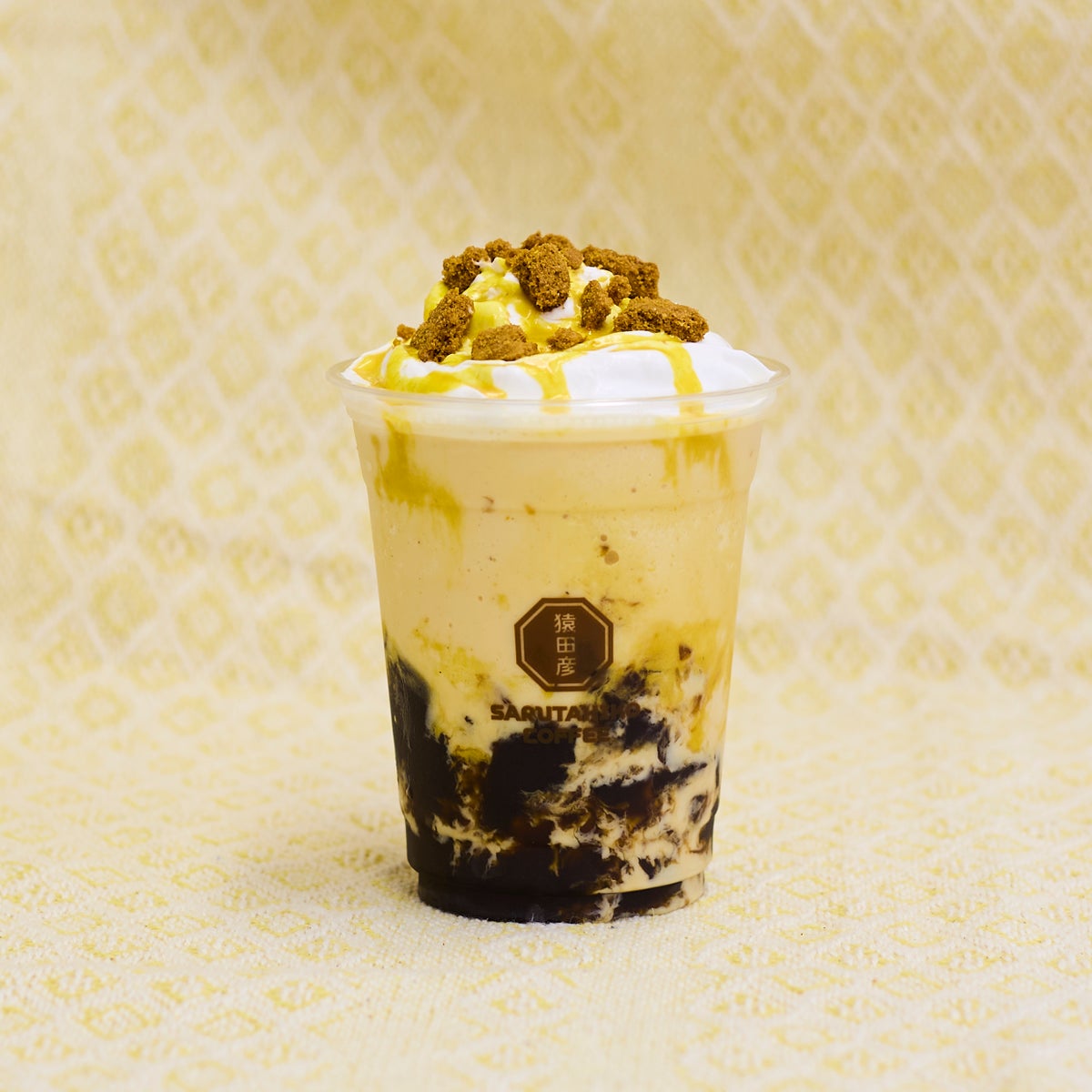 A new gelato using autumn ingredients, perfect for the still warm season, featuring a cool combination of pumpkin and spices called Caramel Pumpkin Gelato, priced at ¥680 (tax included).