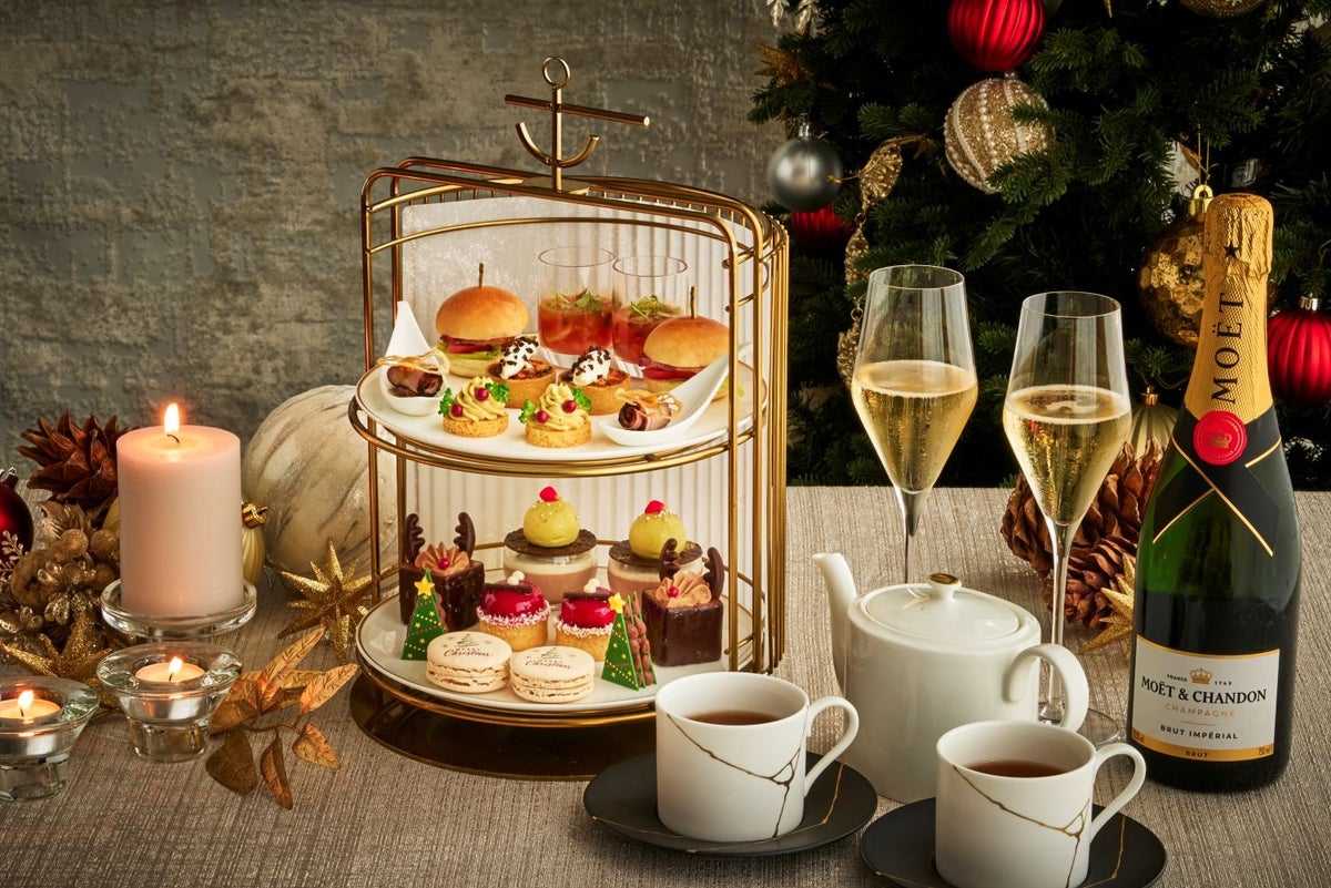 Furthermore, enjoy the Christmas Night Afternoon Tea, available with unlimited time. Indulge in savory items like foie gras mousse paired with raspberry chocolate, and smoked salmon and spinach quiche, all complemented by free-flow drinks. Relax and savor the sparkling night view of Yokohama while celebrating a special holiday season with family, friends, or loved ones. Don't miss this exclusive Christmas afternoon tea experience.