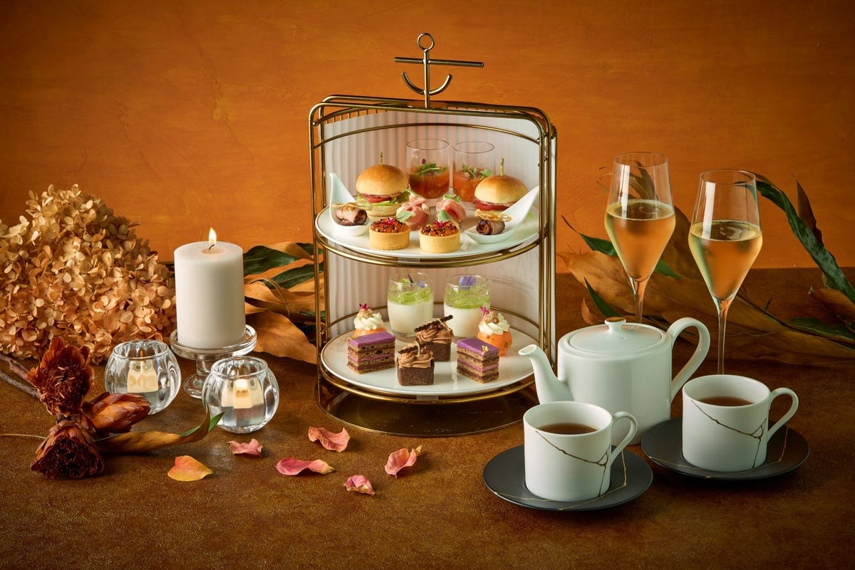 On a deepening autumn night, experience the Night Afternoon Tea. Savor the rich sweetness of figs paired with the saltiness of prosciutto and the mellow richness of white chocolate, or enjoy a tartlet with smoked salmon, sour cream cheese, and ikura, beautifully presented like jewels. Enjoy a sophisticated moment on the top-floor hotel lounge overlooking Yokohama's sparkling nightscape, offering a different elegance from daytime.