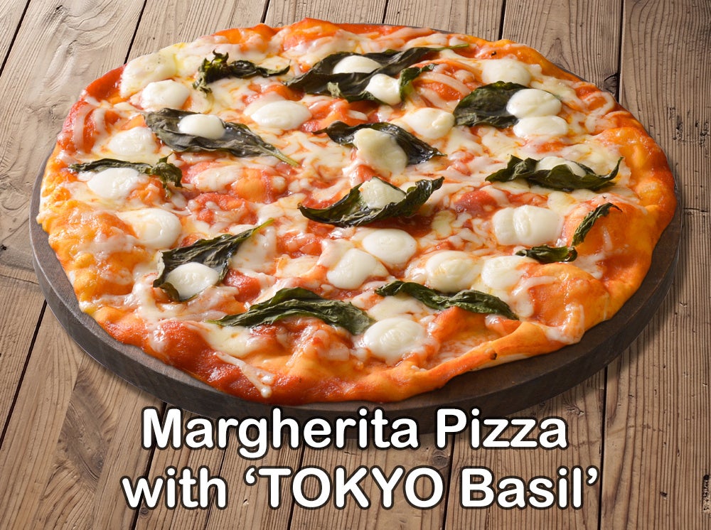 This is a Margherita pizza inspired by Shakey's, made with Gouda and mozzarella cheeses, and topped with a rich, sweet tomato sauce. As a limited menu for the Tokyo Fair, it is finished with fragrant Tokyo-grown basil. The aroma of basil, cheese, and tomato sauce creates a simple yet flavorful dish.
