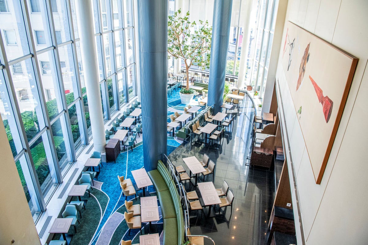 Estacion, meaning 'station' in Spanish, is a cafe located directly above Shibuya Station. With a spacious ceiling height of about 8 meters, you can relax while enjoying views of the scramble crossing. ■ Inquiries 03-5457-0133 (Open 10:30-20:00)