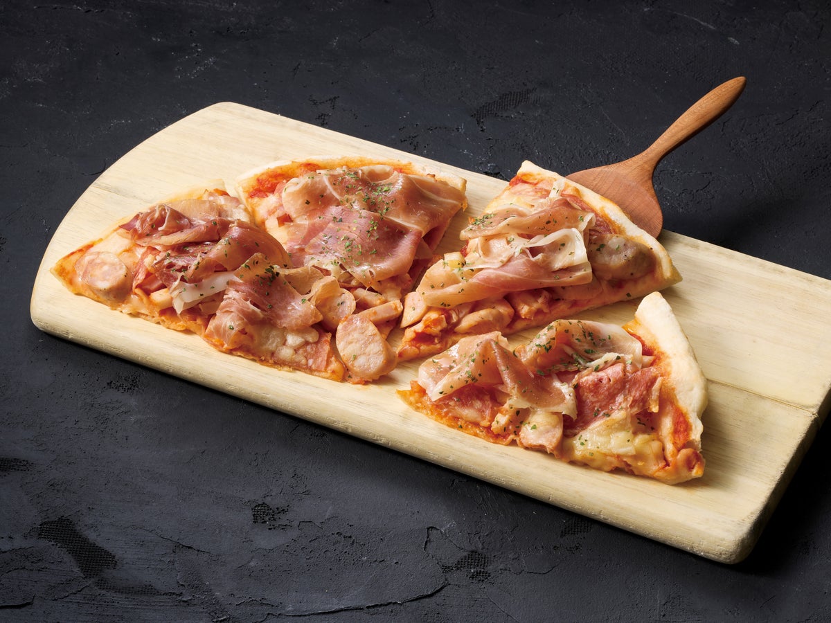 Kodama's Special Hearty Meat Pizza (Half Cut) 1 serving ¥2,000 (dine-in only) / Bar Marche Kodama