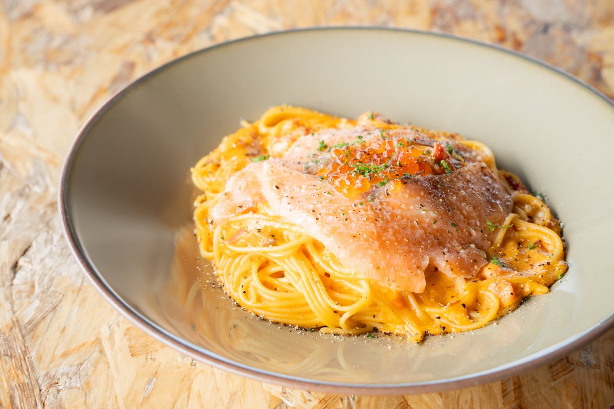 Rich tomato-based 'Umi no Carbonara' combines the creamy texture with a hint of smokiness from briefly seared smoked salmon, accented by the burst of saltiness from ikura and the fresh acidity of tomatoes, making it a perfect light yet satisfying lunch at ¥2,900 (tax included).