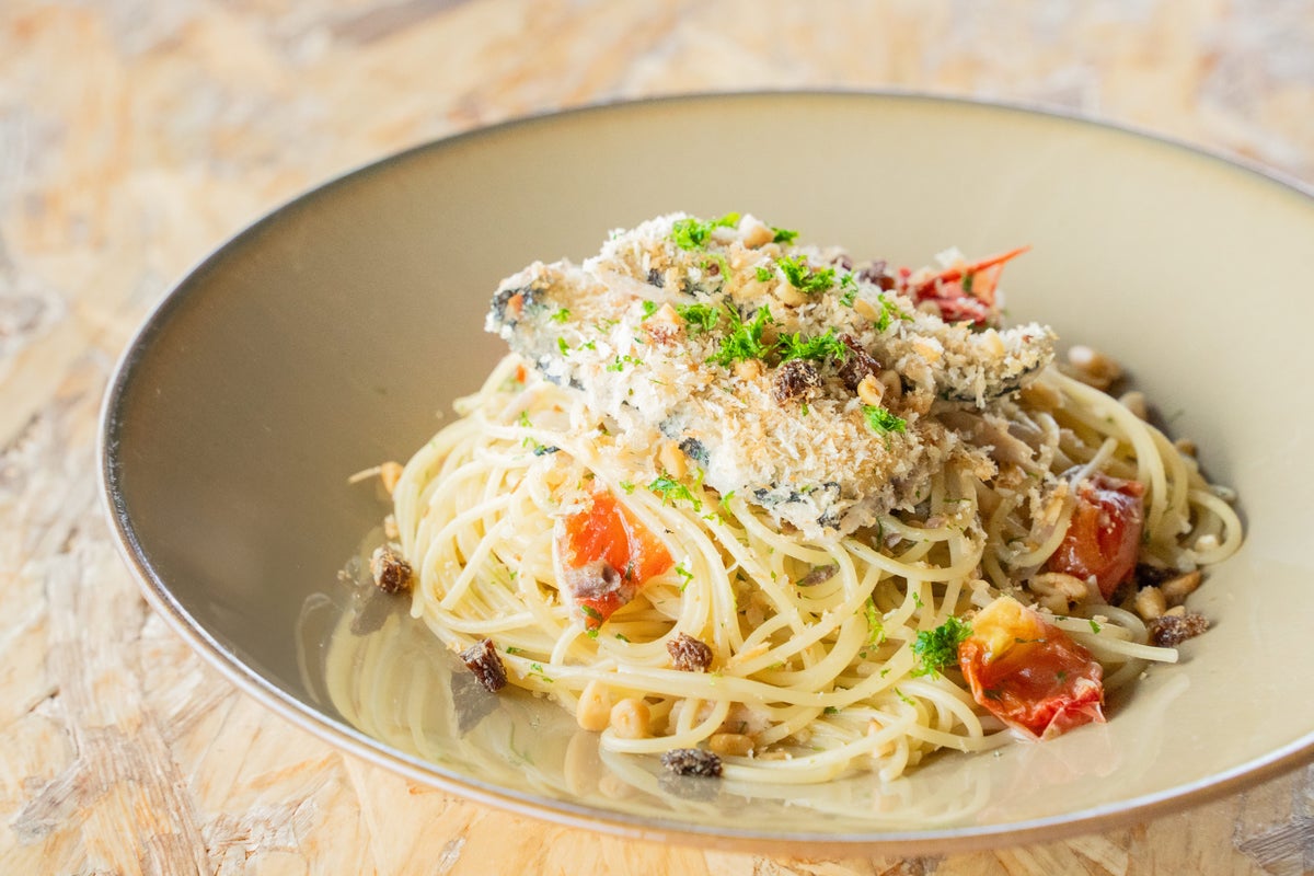 Enjoy the flavors of autumn with 'Sanma in Palermo-style,' featuring rich anchovies, raisins, and dried tomatoes, all finished with breadcrumbs and pine nuts, priced at ¥1,800 (tax included).