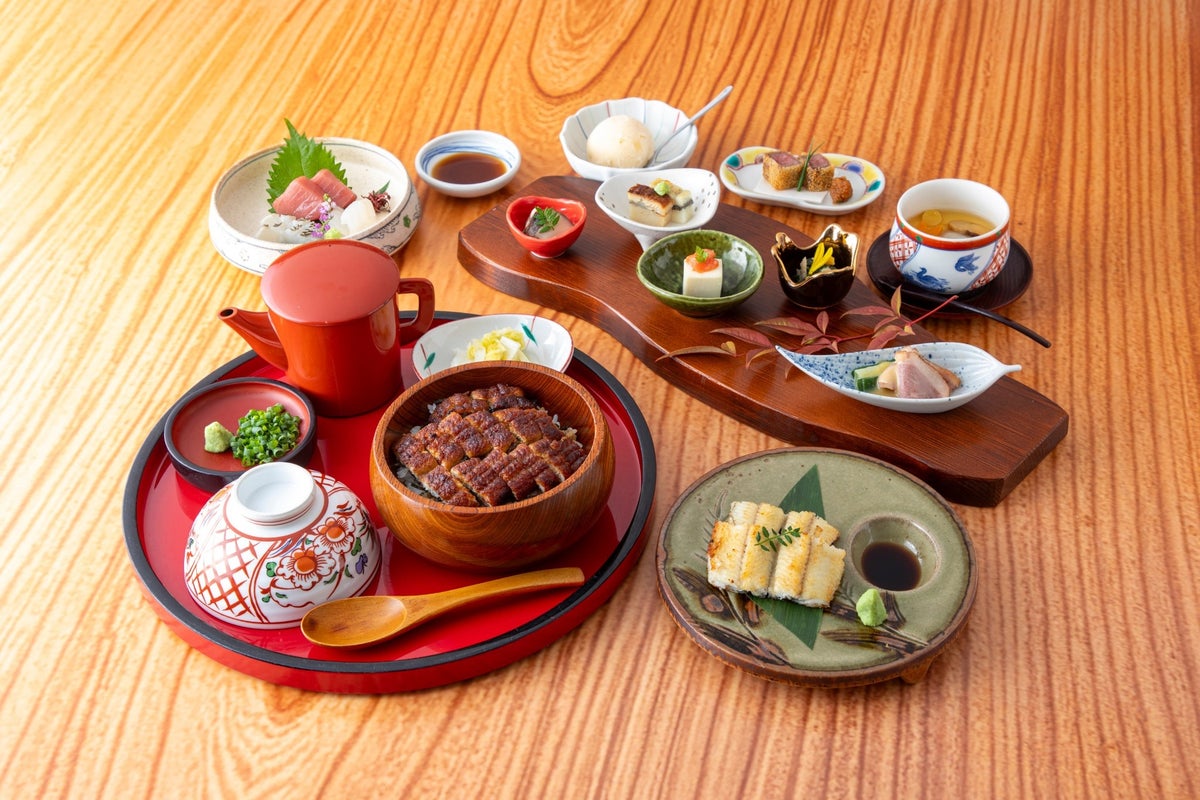 Enjoy the seasonal menu featuring autumn flavors such as sanma, chestnuts, and sweet potatoes, starting at ¥11,000 (tax included). The menu includes two varieties combining seasonal ingredients, allowing you to savor the tastes unique to this season. Please note that in the Kanto region, prices are ¥9,900 or ¥12,000. The autumn course is available for ¥8,800, and the water pear sherbet is included in the full course priced at ¥11,000. Additional options include small eel rice bowl or small hitsumabushi for ¥8,800, and a special eel kaiseki course at ¥15,000 at Shirakabe Bekkan or ¥16,800 at Tokyo Opera City. The seasonal limited course is priced at ¥8,800, with other courses offering various options up to ¥16,800.