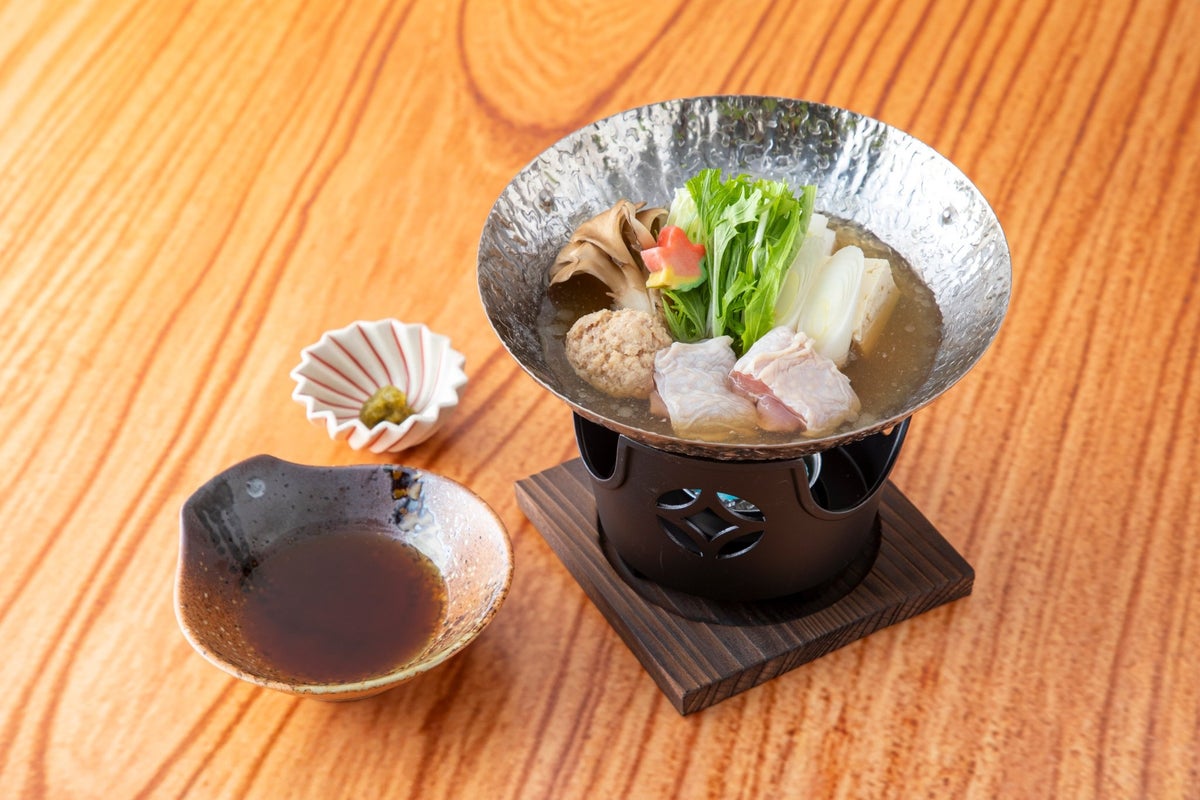 Enjoy the seasonal menu featuring autumn flavors like sanma, chestnuts, and sweet potatoes, starting at ¥11,000 (tax included). The menu includes two varieties that combine seasonal ingredients, allowing you to savor the tastes of the season. Please note that prices may vary by region, with Kanto area prices at ¥9,900. The autumn course is available for ¥8,800, and the full menu includes options such as the small eel rice bowl or mini hitsumabushi for ¥8,800. For the special eel kaiseki course, prices are ¥15,000 at Shirakabe Bekkan and ¥16,800 at Tokyo Opera City. The limited seasonal course is priced at ¥8,800, and the autumn course with Nagoya Cochin hot pot is ¥11,000 (tax included).