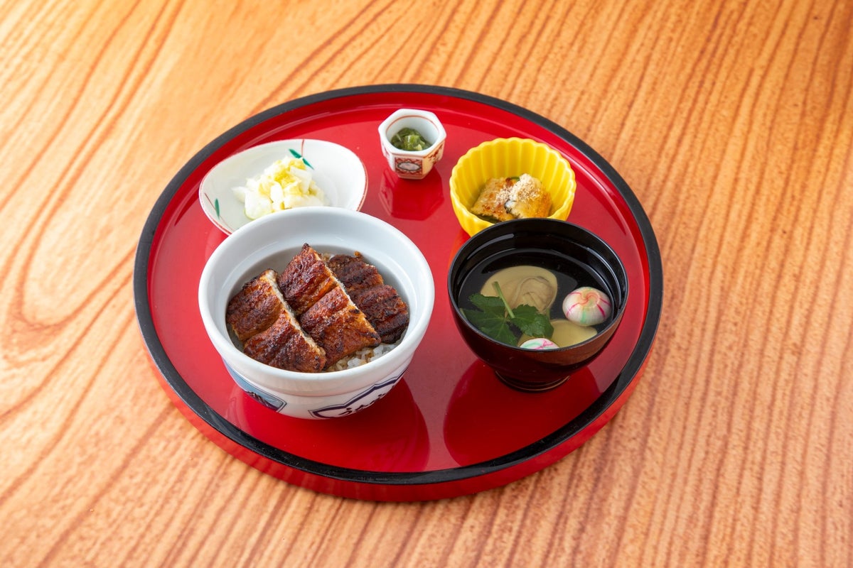 In addition to the hitsu-mushi, this seasonal menu features autumn flavors such as sanma (Pacific saury), chestnuts, and sweet potatoes, available for ¥11,000 (tax included). There are two varieties combining seasonal ingredients, allowing you to enjoy the unique tastes of the season. Please note that in the Kanto region, prices are ¥9,900 or ¥12,000. The autumn course is priced at ¥8,800, and the special eel kaiseki course, which includes a choice of small unagi don or hitsu-mushi, costs ¥11,000 (tax included). For the La France sherbet, the autumn course is ¥8,800, while the full menu is ¥11,000. The Nagoya Cochin hot pot is available for ¥11,000, with regional prices of ¥9,900 in Kanto and ¥12,000 elsewhere. The seasonal limited course is available for ¥8,800. The White Wall Villa offers a special eel kaiseki course at ¥15,000, and the Tokyo Opera City branch offers it at ¥16,800. All courses include options such as the small unagi don or hitsu-mushi, with prices varying by location.