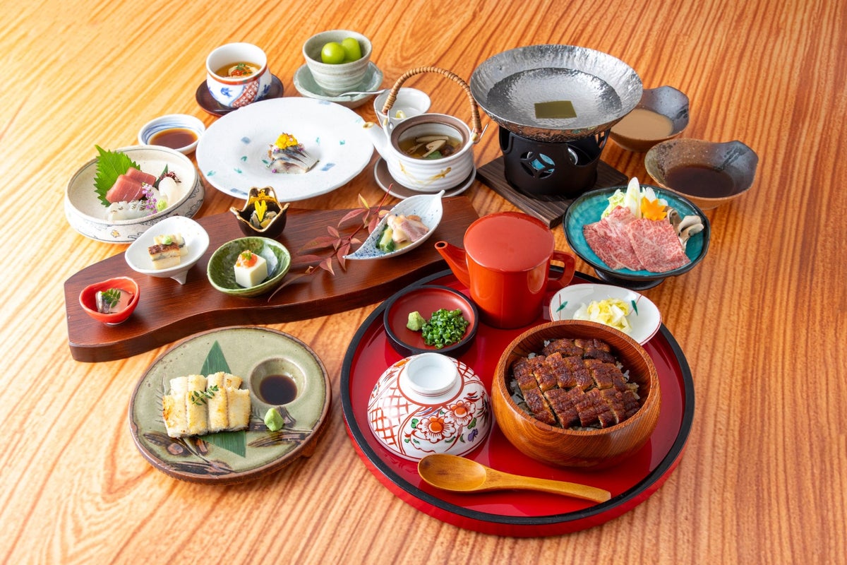 Introducing the Autumn Unagi Special Kaiseki Course, available at ¥15,000 (tax included) at Shirakabe Bekkan and ¥16,800 (tax included) at Tokyo Opera City. The City Store offers the same course for ¥16,800 (tax included). The course includes all items, with options like the 'Third Dish' small eel bowl or small hitsumabushi, and features seasonal ingredients such as sanma, chestnuts, and sweet potatoes, priced at ¥11,000 (tax included). The seasonal limited course, which incorporates autumn flavors, is available for ¥8,800 (tax included). Additionally, the Autumn Course with La France sherbet is priced at ¥8,800 (tax included), and the full autumn menu, including the Nagoya Cochin hot pot, is offered at ¥11,000 (tax included). For the Kanto region, prices are ¥9,900 for some courses and ¥12,000 for others.