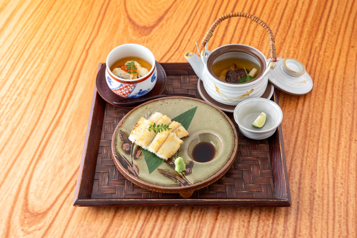 Autumn Unagi Special Kaiseki Course — ¥15,000 (tax included) at Shirakabe Bekkan, ¥16,800 (tax included) at Tokyo Opera City. The course includes a choice of small eel bowl or Kobumushi, and features seasonal ingredients like sanma, chestnuts, and sweet potatoes. The seasonal limited menu is available for ¥11,000 (tax included). The autumn course offers two options: ¥8,800 and ¥11,000, with the latter including Nagoya Cochin hot pot. For the water dessert, La France sherbet is served for ¥8,800 (tax included). The seasonal courses highlight the flavors of autumn with prices of ¥8,800, ¥11,000, and ¥12,000, depending on the region and menu selection.