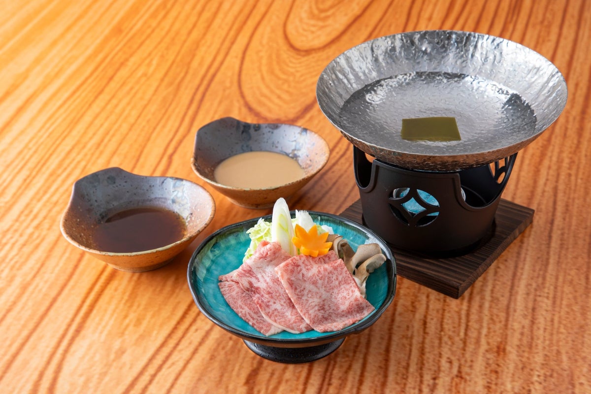 Introducing the seasonal limited courses featuring autumn flavors such as sanma, chestnuts, and sweet potatoes, starting at ¥11,000 (tax included). The courses include two varieties that combine ingredients perfect for the season, with prices of ¥9,900 in the Kanto region and ¥12,000 elsewhere. The autumn course is available for ¥8,800 (tax included). The meal set includes options like small unagi don or kobemabushi, with a French pear sherbet for ¥8,800. For the full autumn course at ¥11,000, you can enjoy dishes like La France sherbet or Langs sherbet, both priced at ¥8,800. Additionally, the course offers a small hot pot of Nagoya Cochin chicken water hot pot for ¥11,000, with regional variations: ¥15,000 at Shirakabe Bekkan and ¥16,800 at Tokyo Opera City. The limited autumn eel special kaiseki course is available at ¥11,000, with prices of ¥9,900 in Kanto and ¥12,000 elsewhere. The city store offers the same at ¥11,000, and a seasonal limited course is also available for ¥8,800. The special course includes a small hot pot of Hida beef shabu-shabu, starting at ¥11,000.