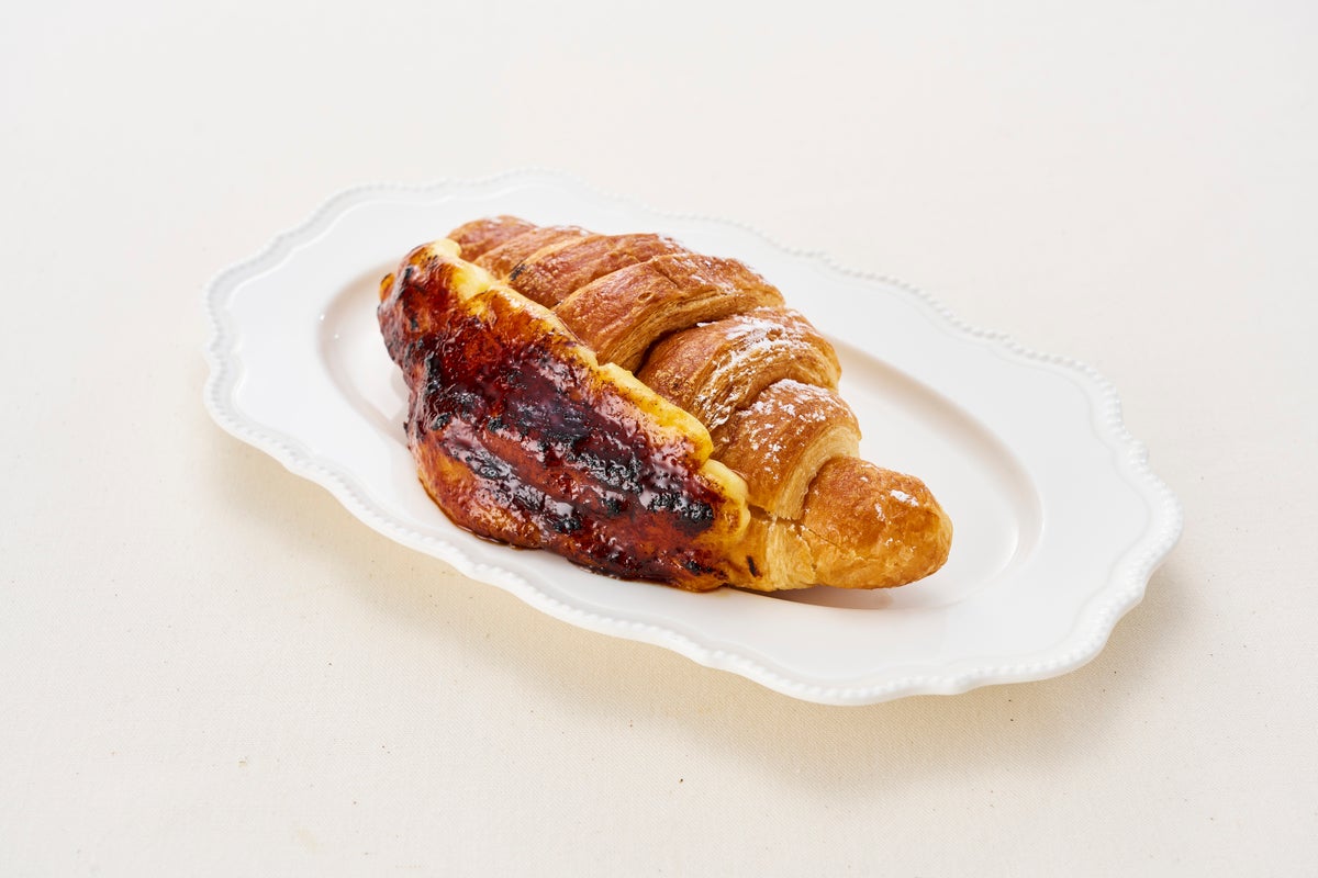 LA VIGNE AKIKO (Alpa B1) Honey Sweet Potato Croissant Brulee — ¥690 (tax included), with Drink Set (Drink discount ¥200, Vanilla Ice Cream Topping +¥100) — ¥790 (tax included), limited to 15 servings daily
