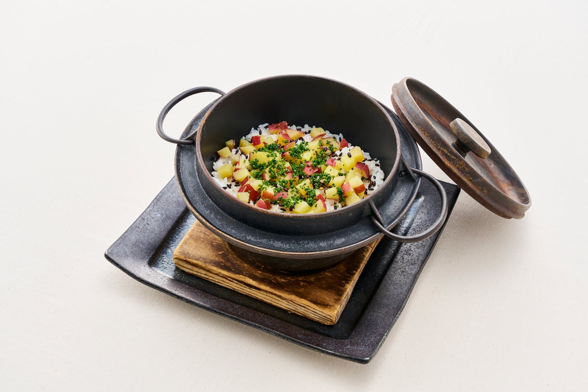 Sky Garden Hoshi no Naru Ki (Sky Restaurant 59F) Iwate Prefecture's Pure Premium Hitomebore Rice with Satsuma Imo and Black Rice in a Nanbu Iron Pot — ¥13,200 (tax included) per course, available only during dinner, served as a meal, reservation required by 2 PM on the day of use