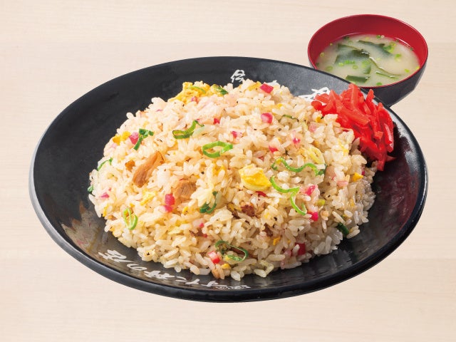 Enjoy our classic fried rice, made with chopped char siu, naruto, and green onions, all stir-fried quickly with lard at high heat to create a fluffy yet moist texture. This generous 370g serving is both hearty and flavorful, priced at ¥846 (tax included ¥930).