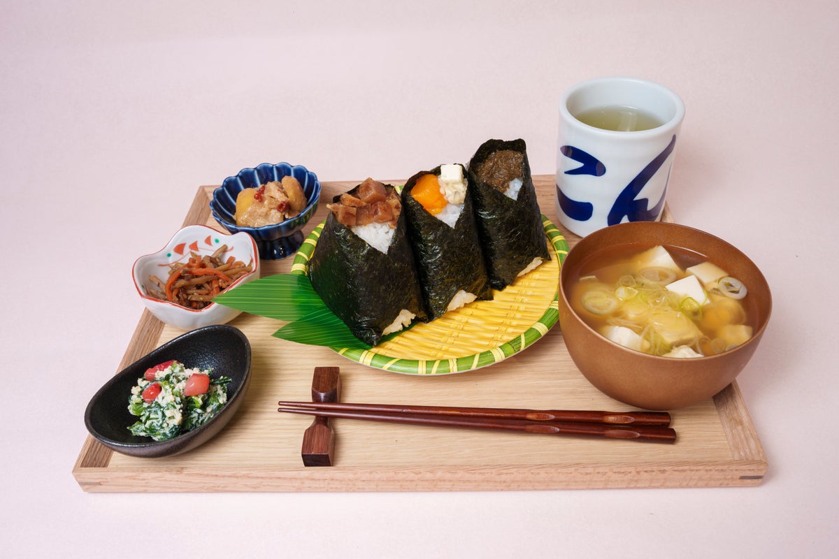 You can choose any 2 from the 3 collaboration rice balls.