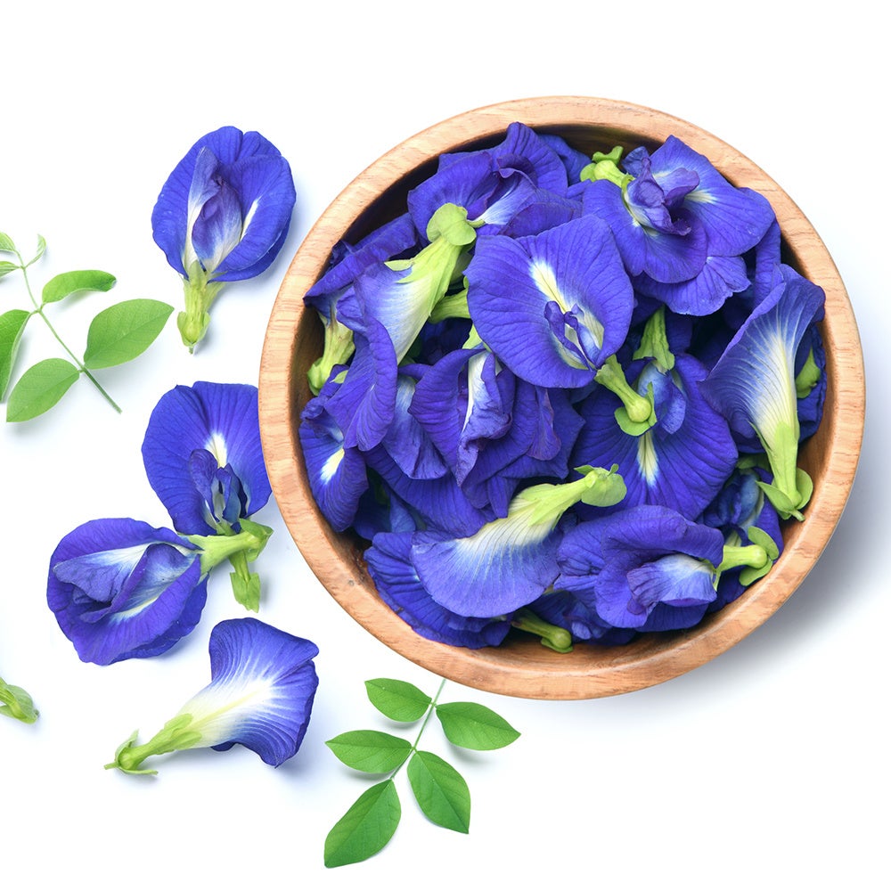 Butterfly pea is a leguminous plant with beautiful blue flowers. The dried flowers are used in herbal tea, known for their vivid blue color that appears unnatural. When combined with acids like lemon, it changes from blue to purple, making it a visually appealing ingredient.