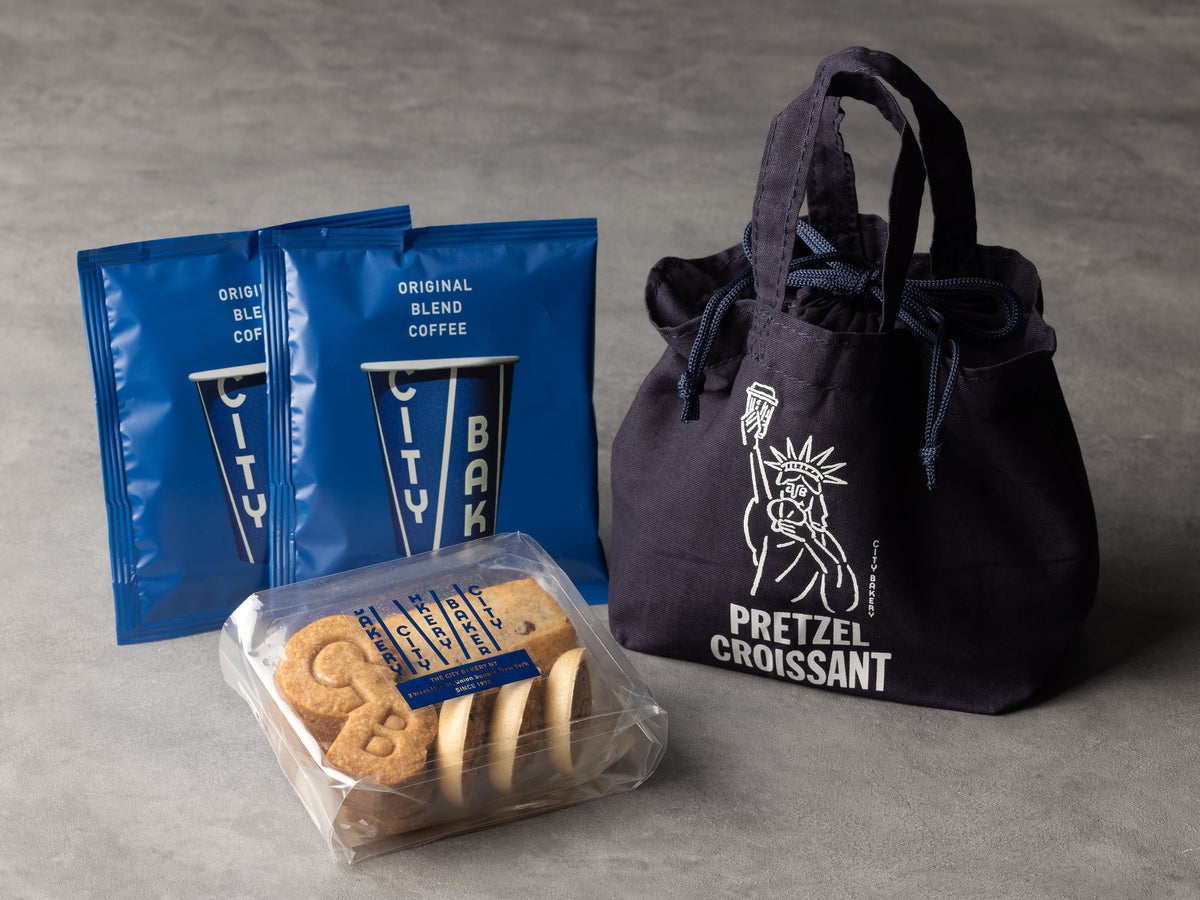 Limited edition 'Assorted Baked Goods' and drip bag coffee are packed into a drawstring mini bag for the Takanawa Ave. THE CITY BAKERY opening celebration set, available in limited quantities. The mini bag is a 2WAY design that can be used as a pouch by tightening the drawstring! <Contents> Navy mini drawstring bag ×1, drip bag coffee ×2, assorted baked goods ×1 ¥2,200 (tax included)