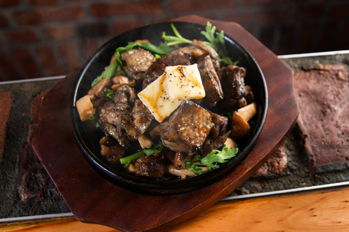 Charcoal-grilled Shintoku jidori chicken with mushroom butter soy sauce — ¥2,079 (tax included).