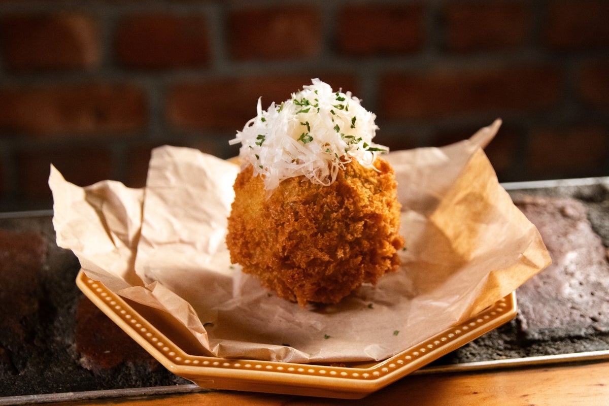 Pumpkin croquette called 'Koisuru Maron' — ¥550 (tax included).
