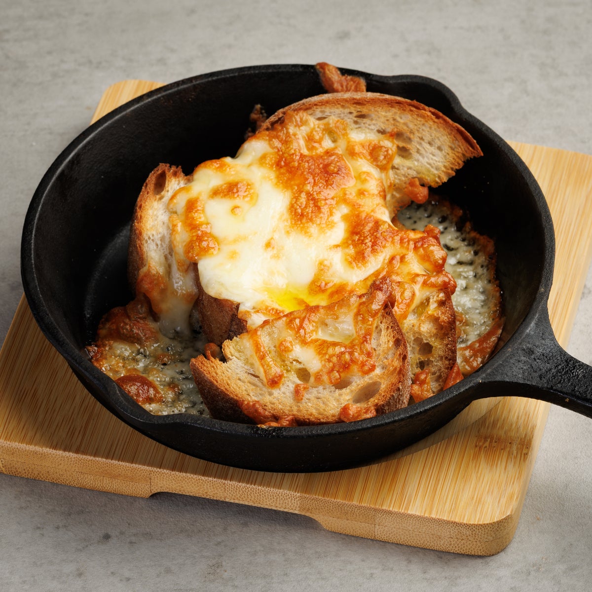 Golden Cheese Toast: Thick-cut bread soaked thoroughly in butter oil, topped generously with several types of cheese, and baked in the oven until golden brown. The melty cheese combined with the fragrant, toasted bread creates an appetizing appearance. It's a dish that satisfies your innocent craving to bite into stretchy, melted cheese.