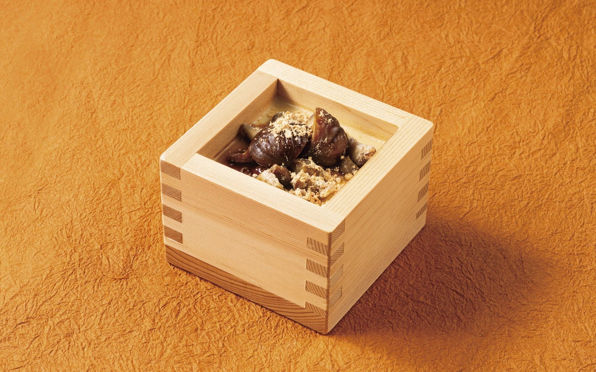 Brown Sugar Kinako and Sweet Chestnut Pudding ¥550 (tax included ¥605) with rich flavor using coarsely mashed chestnuts, combined with black honey and kinako for a Japanese-style dessert.
