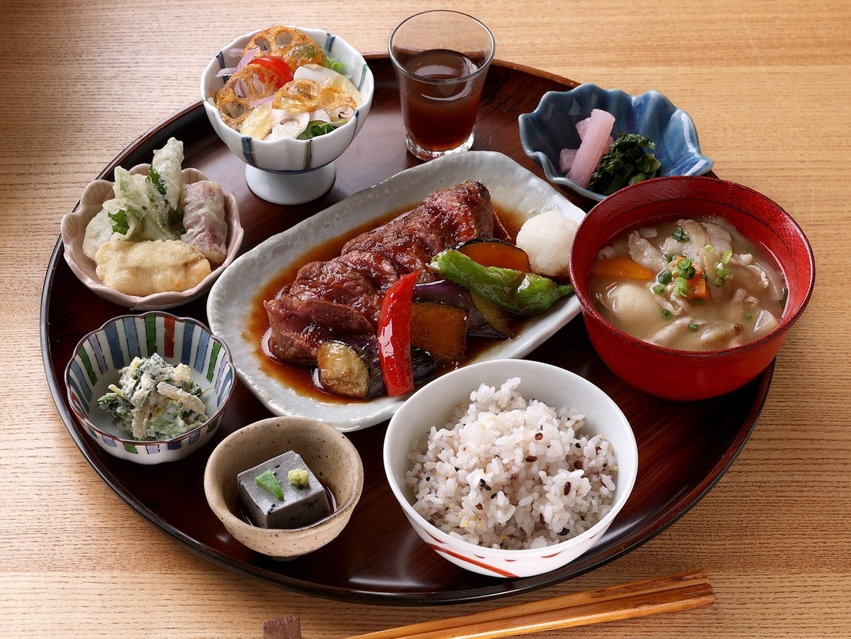 Stamina Set Meal with Japanese-style beef steak sauce — ¥2,100.