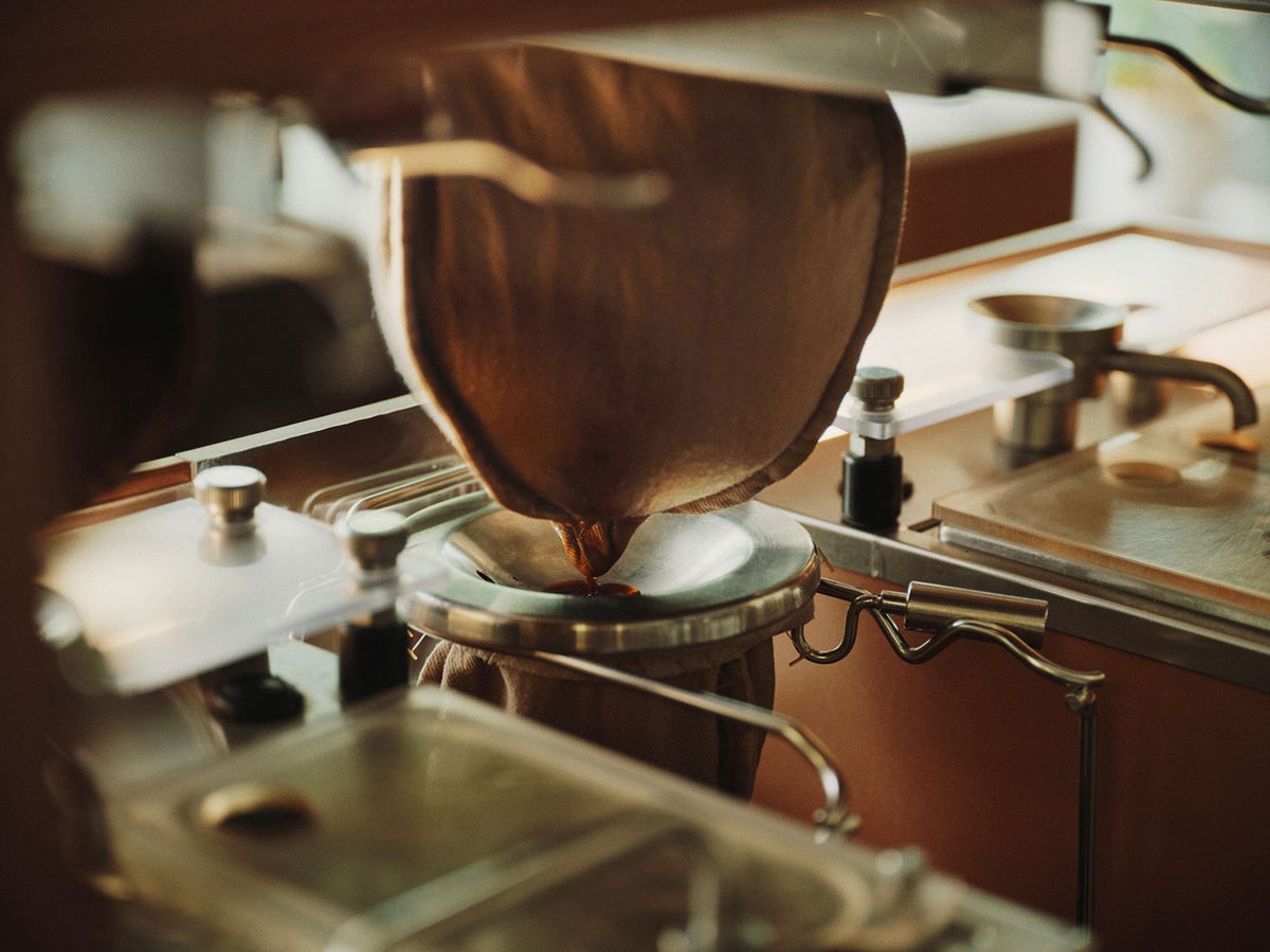 The hallmark of this method is the 'Double Nel Drip Extraction,' which uses a cloth filter called flannel to extract the coffee, then re-extracts it with a new powder-filled Nel filter, elevating the traditional Nel drip technique. The carefully brewed cup offers a deep flavor and creates a serene, rich moment unique to Japanese coffee culture.
