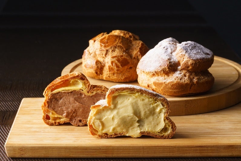 Chocolat Choux (left) & Custard Choux (right) — ¥378 (tax included) each.