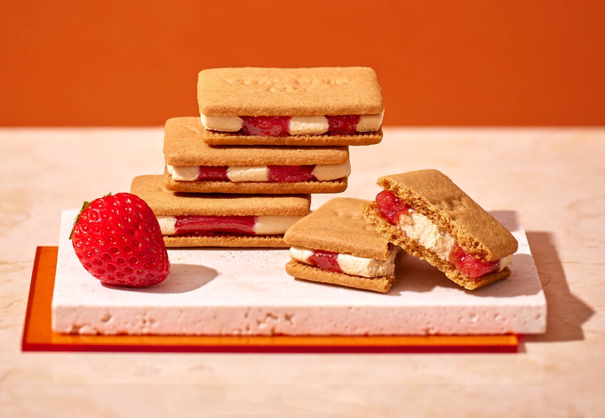 Sweet and sour strawberry marriage — ¥1,383 (tax included) for 4 pieces.