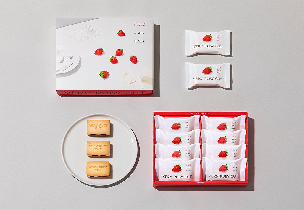 Indulge in the blissful taste of strawberry and custard — ¥1,275 (tax included) for 4 pieces.