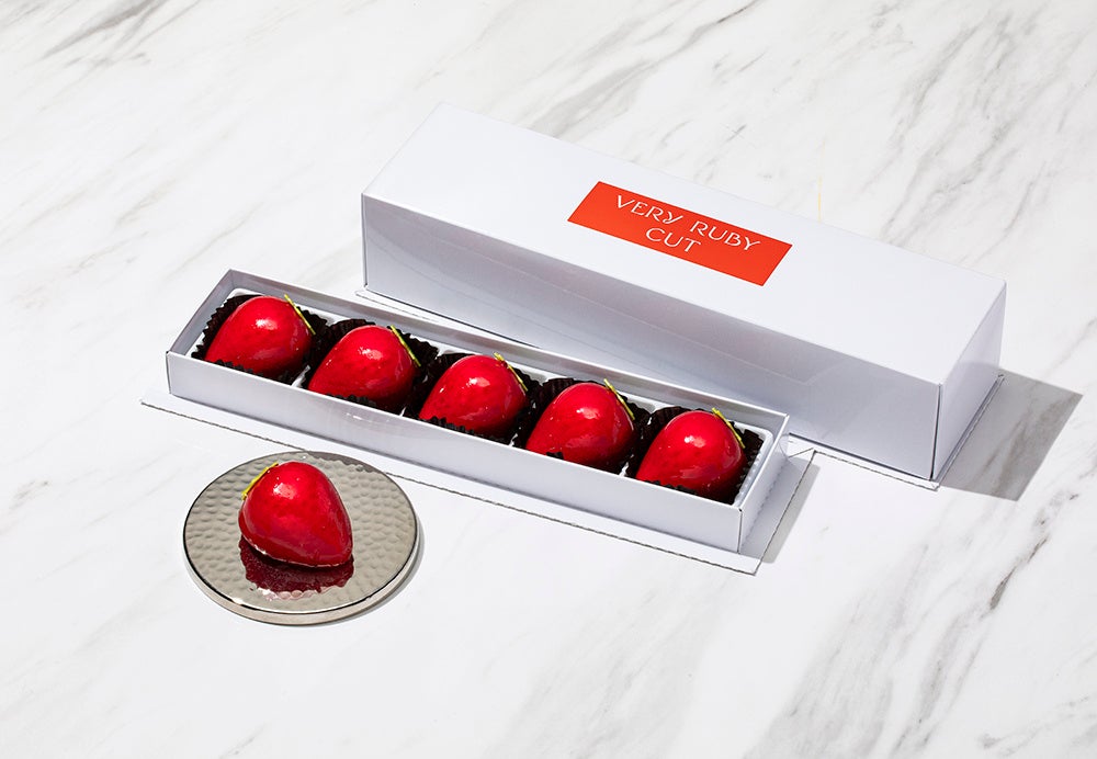 Open and smile! A box of strawberry jewels shining like a ruby, made with smooth, melt-in-your-mouth strawberry chocolate and filled with sweet and sour Amaou strawberry sauce — ¥2,808 (tax included) for 5 pieces.