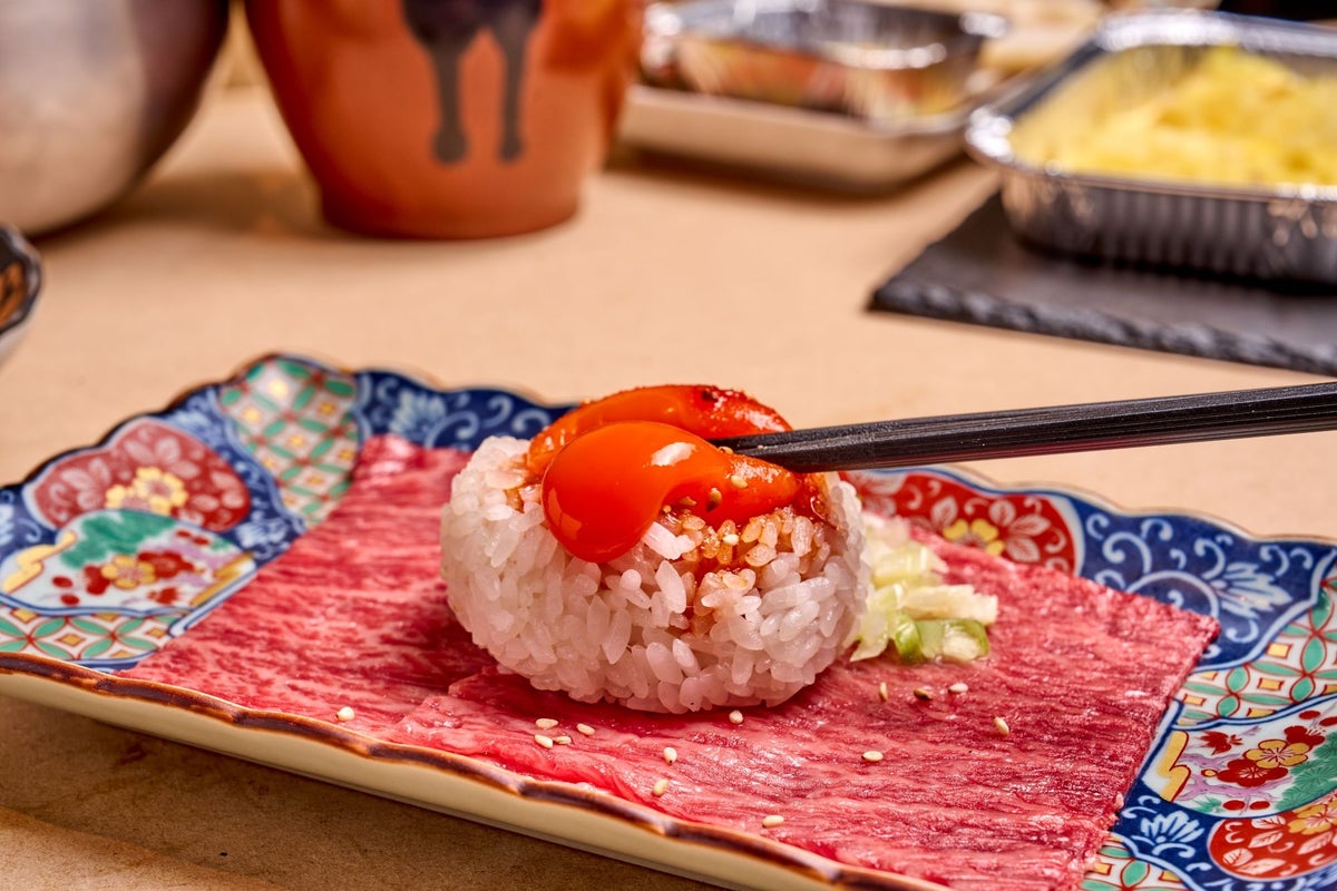 A visually impactful dish where fragrant grilled meat is wrapped around rice. Enjoy the umami of the meat and the harmony with rice as soon as you take a bite. This popular all-you-can-eat menu lets you casually enjoy 'meat sushi,' a specialty of yakiniku restaurants.