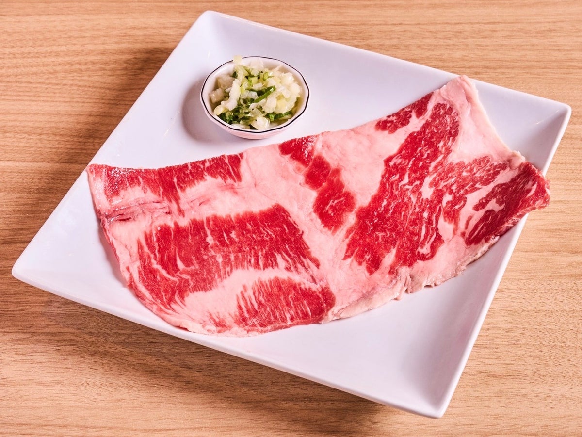 A striking specialty dish where a whole slice is grilled boldly. The large size offers impressive presentation and allows you to fully enjoy the rich flavor of kalbi. The same applies to the sirloin, which boasts a robust taste and impressive size.