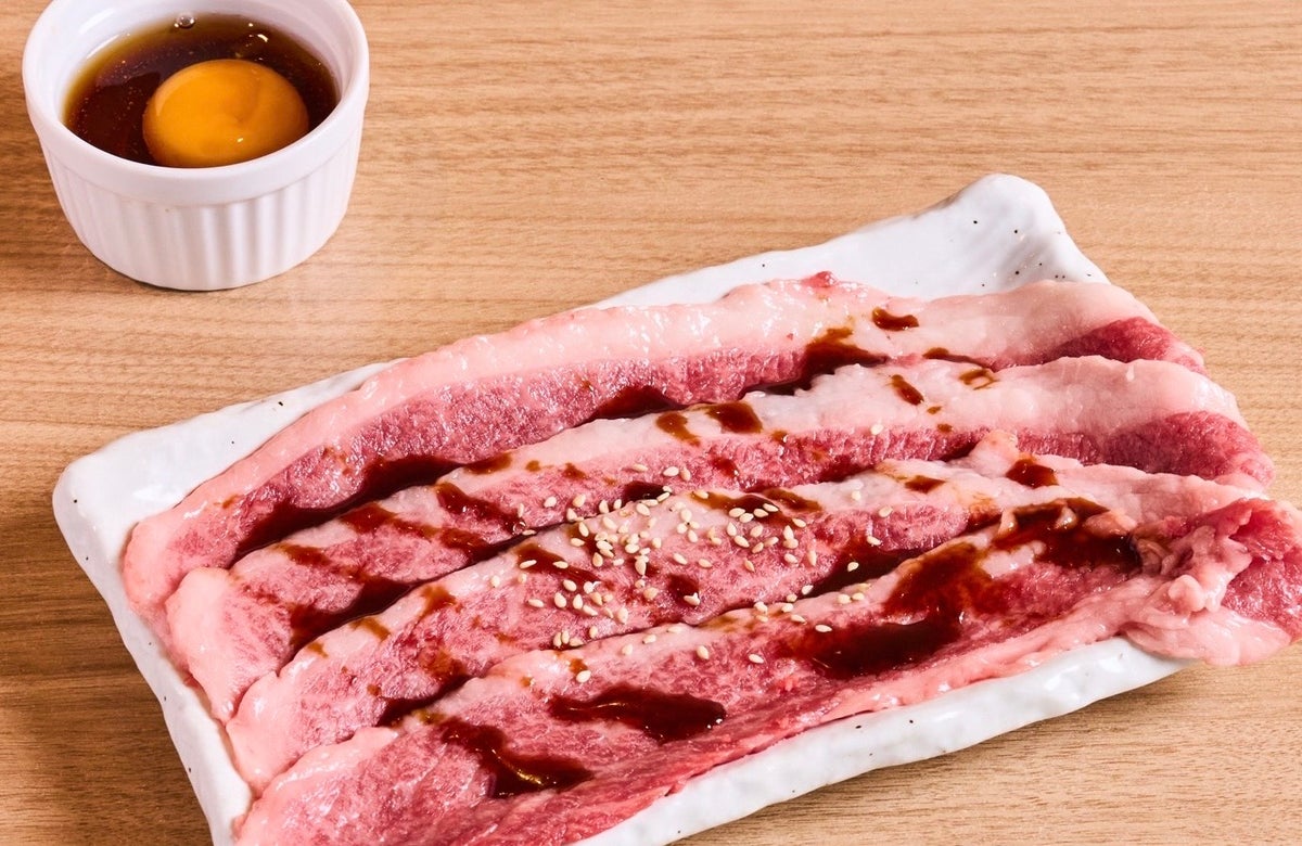 A luxurious dish where sweet and spicy grilled beef is generously coated in rich egg. It combines the rich flavor of sukiyaki with the fragrant aroma of yakiniku, delivering a highly satisfying experience that is popular among diners.