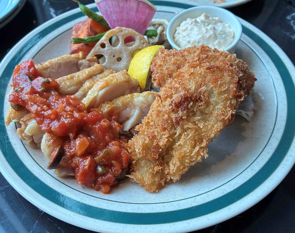 Enjoy a double main dish of roasted chicken thigh and fried oysters for ¥1,700 (tax included). The menu also features sparkling wine at ¥890 (tax included), and oyster shucking set with two raw oysters for ¥1,890 (tax included).