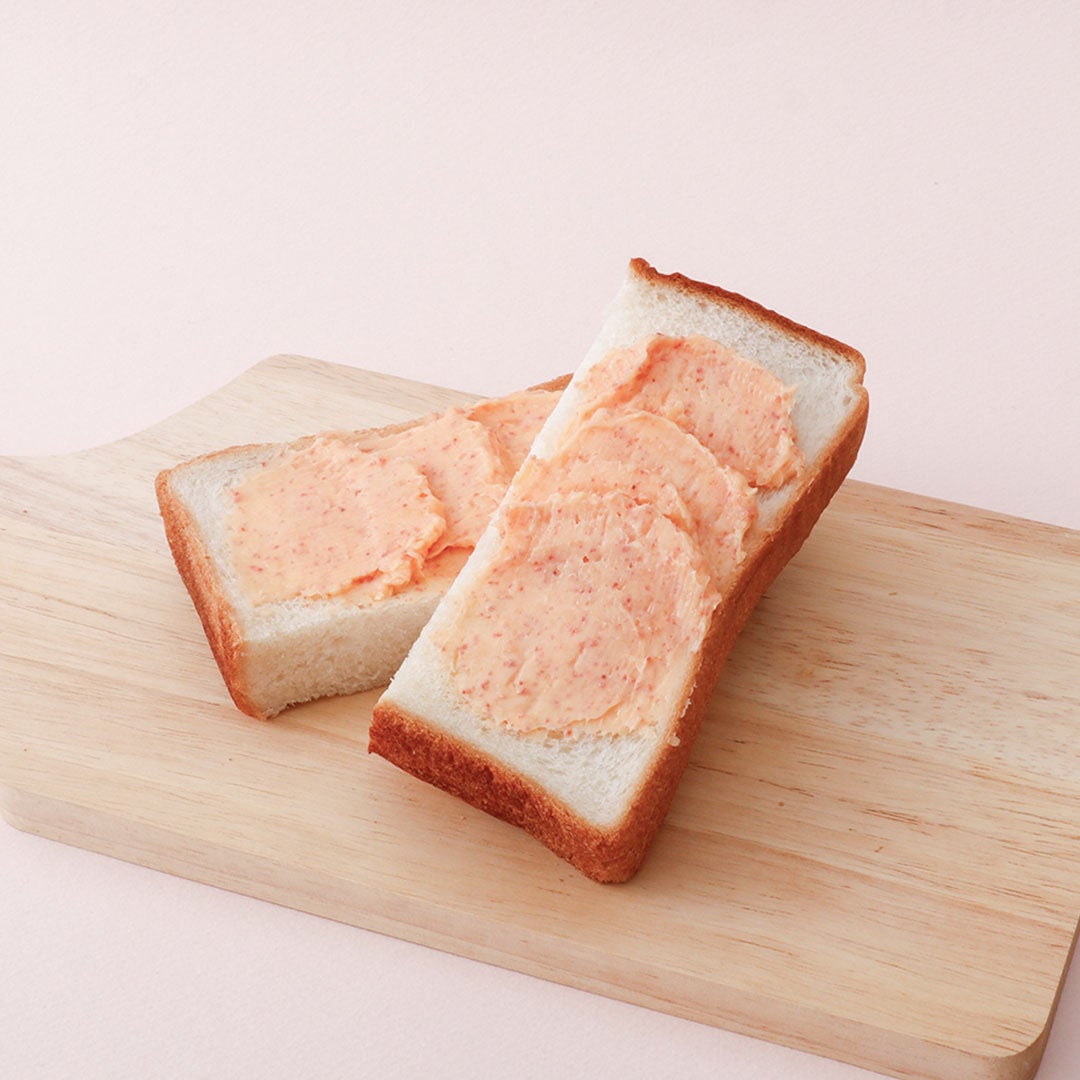 We have prepared a lineup of new products, including the Thick Cut Menta Cheese Potato Chips for ¥378 (tax included), and the Menta Mayo Ika Tempura for ¥486 (tax included). In addition, last year's popular items such as the Nuri Pan Menta Tōsuto for ¥432 (tax included), Menta Takana for ¥432 (tax included), Menta Dashi Chazuke for ¥432 (tax included), and Rich Menta Cream Risotto for ¥410 (tax included) are available. Other items include the Spicy Menta Takana Rice Base for ¥432 (tax included), Menta Uzu for ¥540 (tax included), and the Crispy Nori Tempura Garlic Flavor for ¥324 (tax included). Also, to commemorate this collaboration, the Harajuku main store offers freshly made Menta Cut Glass (Silk Box) 150g for ¥1836 (tax included).