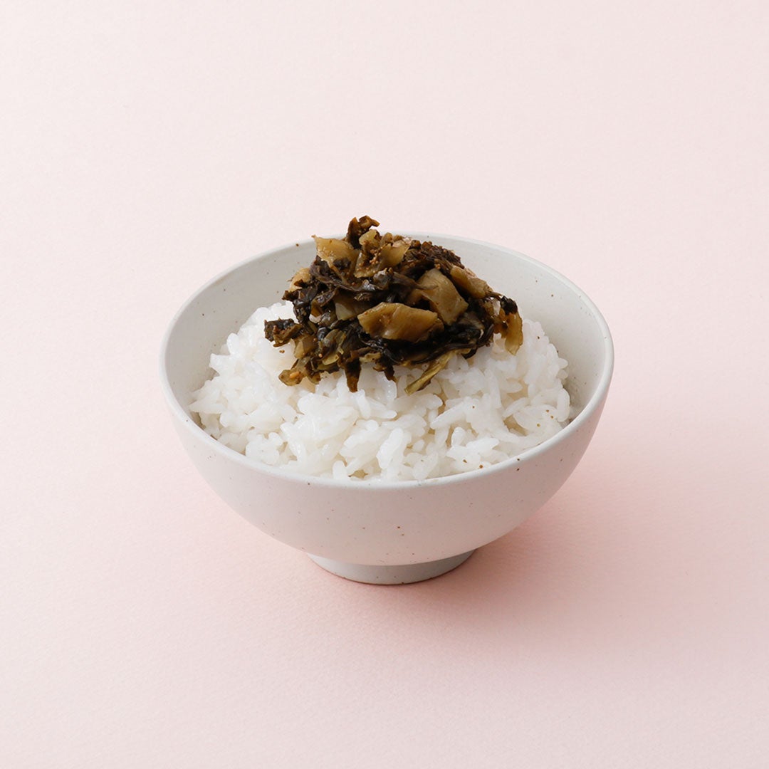 We have prepared a lineup of new products, including the Thick Cut Menta Cheese Potato Chips for ¥378 (tax included), and the Menta Mayo Ika Tempura for ¥486 (tax included). In addition, last year's popular items such as the Nuri Pan Menta Toast for ¥432 (tax included), Menta Takana for ¥432 (tax included), and Menta Dashi Chazuke for ¥432 (tax included) are available. Other menu items include the Rich Menta Cream Risotto for ¥410 (tax included), Spicy Menta Monja for ¥518 (tax included), and various snacks like Menta Potato Sticks for ¥378 (tax included), Yuzu Menta Mayo Snack for ¥378 (tax included), and Menta Tsumami Uzu for ¥540 (tax included). The collaboration also features the freshly made Mentai Kiriko (Silk Box) 150g at ¥1836 (tax included) at the Harajuku main store.